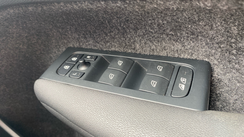 Volvo XC40 2.0 B4P Ultimate Dark 5dr Auto Petrol Estate